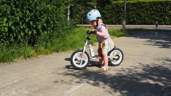 meisje op een loopfiets