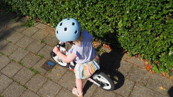 meisje op een loopfiets