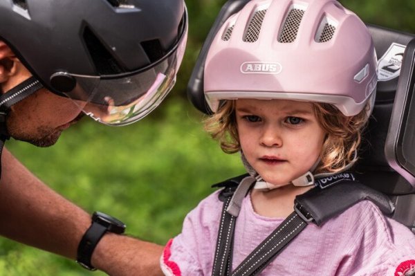 kind in een fietsstoeltje