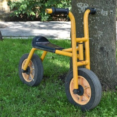 loopfiets die tegen een boom staat
