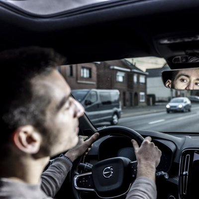 man die in achteruitkijkspiegel kijkt