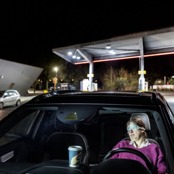 vrouw die powernap doet in de auto