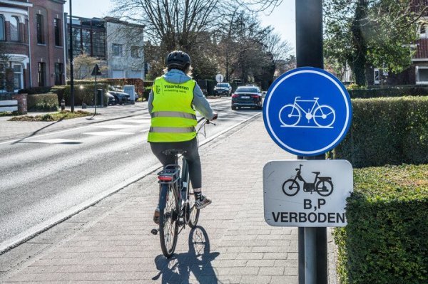 fietser op een fietspad met verkeersbord