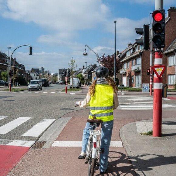 fietser wachtend voor het rode licht