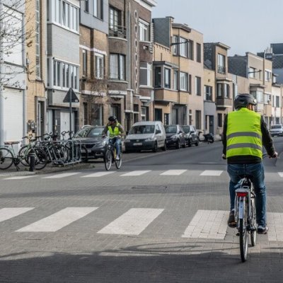 2 fietsers uit tegenovergestelde richting op kruispunt