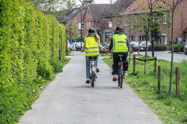 2 fietsers links in de rijrichting op een dubbelrichtingsfietspad