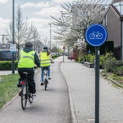 2 fietsers op een fietspad