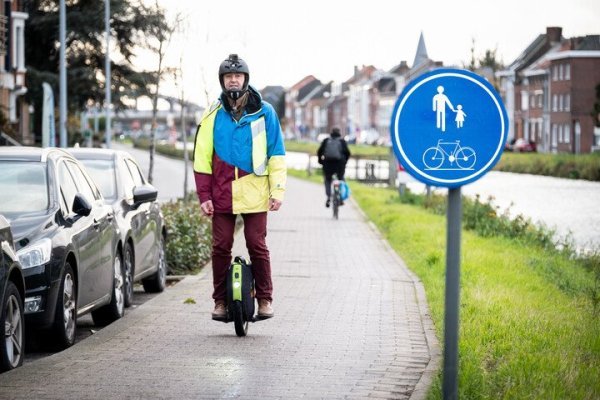 monowheel op verplicht pad voor fietsers en voetgangers
