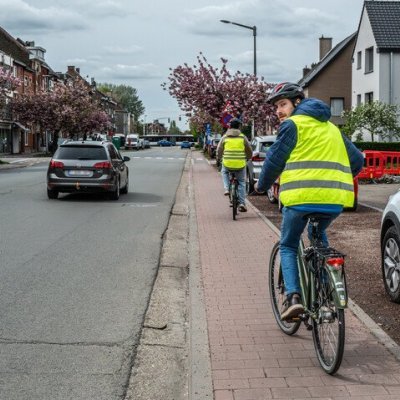 fietser die over schouder kijkt
