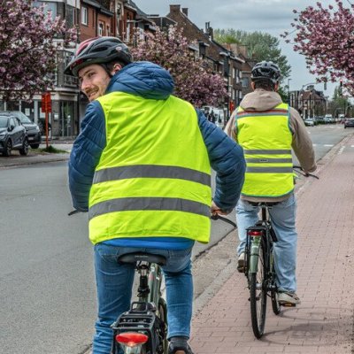 fietser die over schouder kijkt voor hij inhaalt