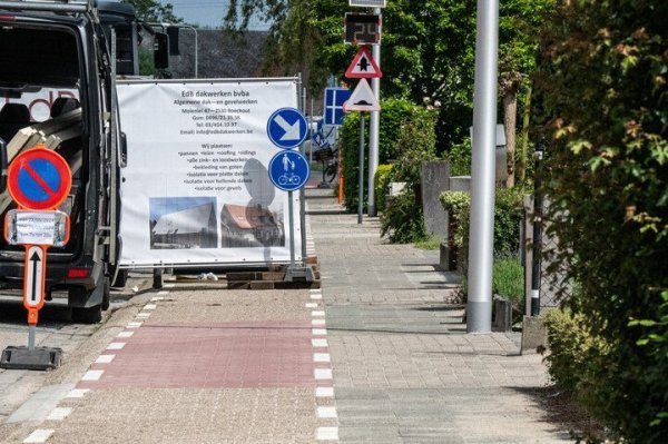 verplicht pad voor fietsers en voetgangers door hindernis op fietspad
