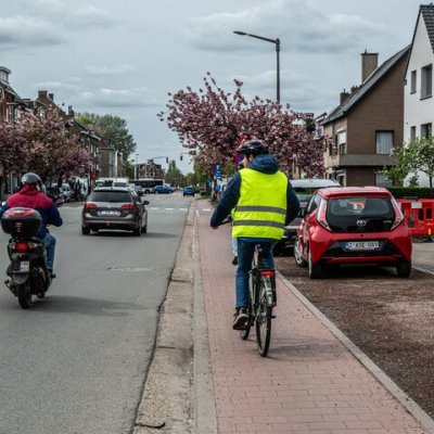 fietser op het fietspad, bromfiets op de rijbaan ernaast