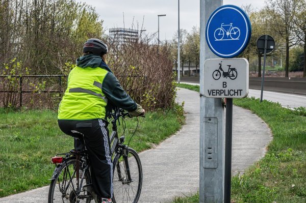 fietser op een fietspad met verkeersbord