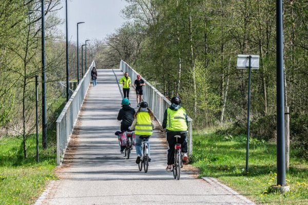 fietsers en joggers op een fietsbrug