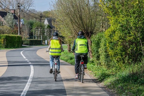 2 fietsers op een fietssuggestiestrook