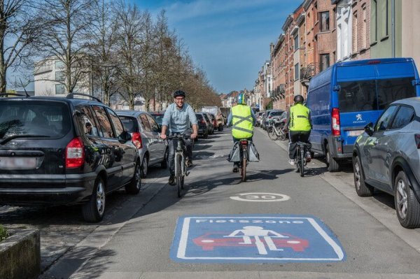 3 fietsers in een fietszone