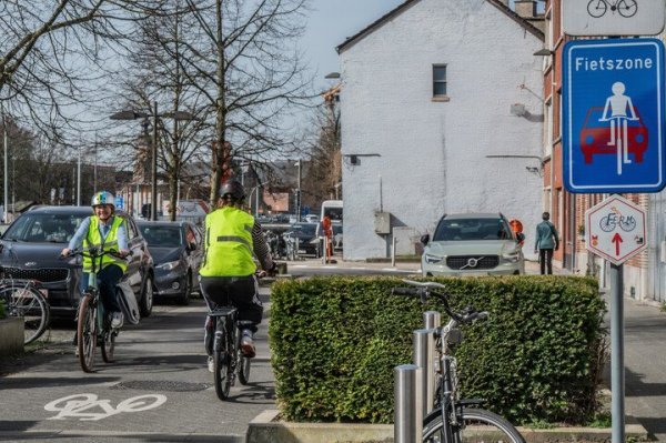 Kruisende fietsers in een feitszone