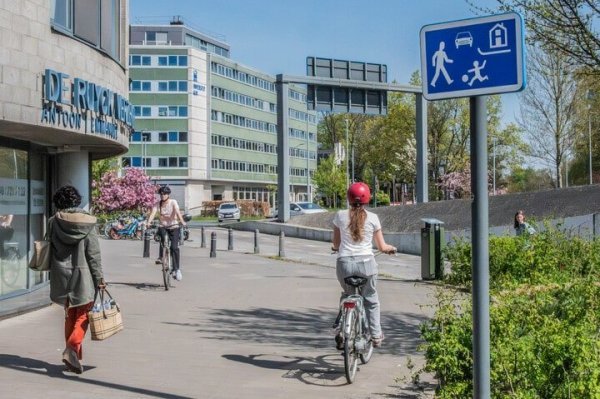 fietsers en voetgangers in woonerf