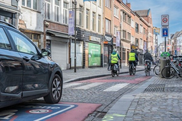 Auto achter fietsers in fietszone