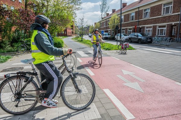 fietser die voorrang geeft aan een andere fietser op een fietspad