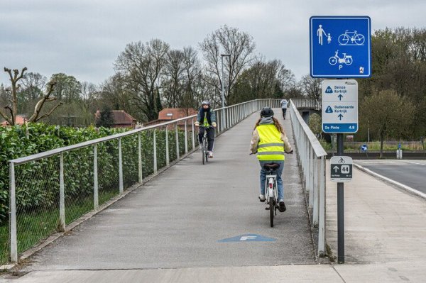 2 fietsers op een fietsbrug