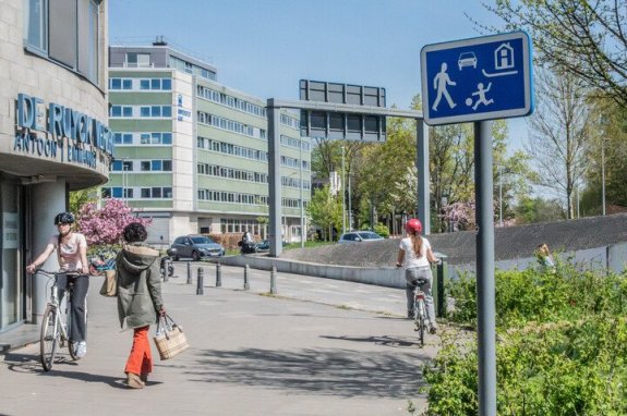 fietser en voetganger in woonerf