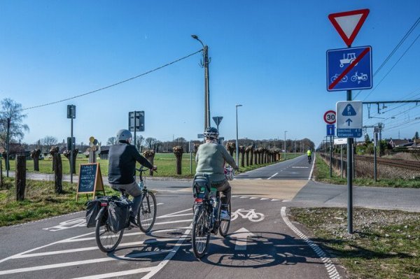 2 fietsers op het einde van een voorbehouden weg