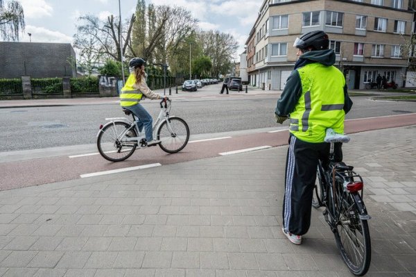 fietser verleent voorrang aan fietser op een doorlopend fietspad