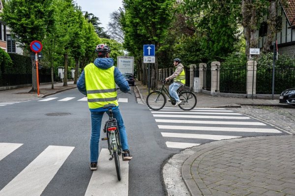 2 fietsers op een kruispunt met voorrang van rechts