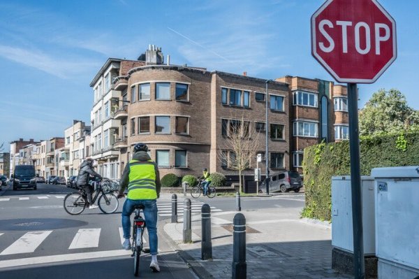 fietser stopt aan stopbord op kruispunt en verleent voorrang