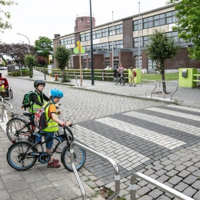 kinderen die naast hun fiets oversteken aan zebrapad