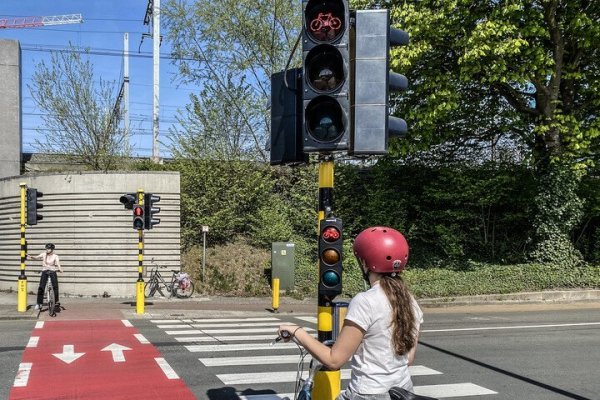 fietsers wachten aan lichten om over te steken